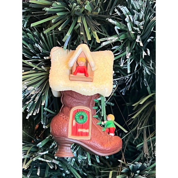 Vintage 1985 Hallmark The Old Woman Who Lived in a Show Christmas Tree Ornament - Picture 2 of 5